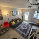 Elegant 2 Bed With Hot Tub And A Host Of Amenities