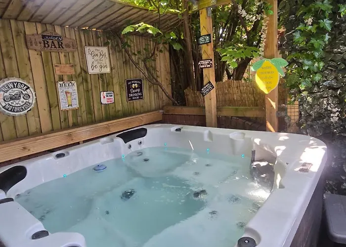 Elegant 2 Bed With Hot Tub And A Host Of Amenities