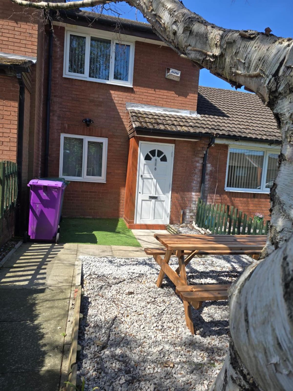 Elegant 2 Bed With Hot Tub And A Host Of Amenities Holiday home Liverpool