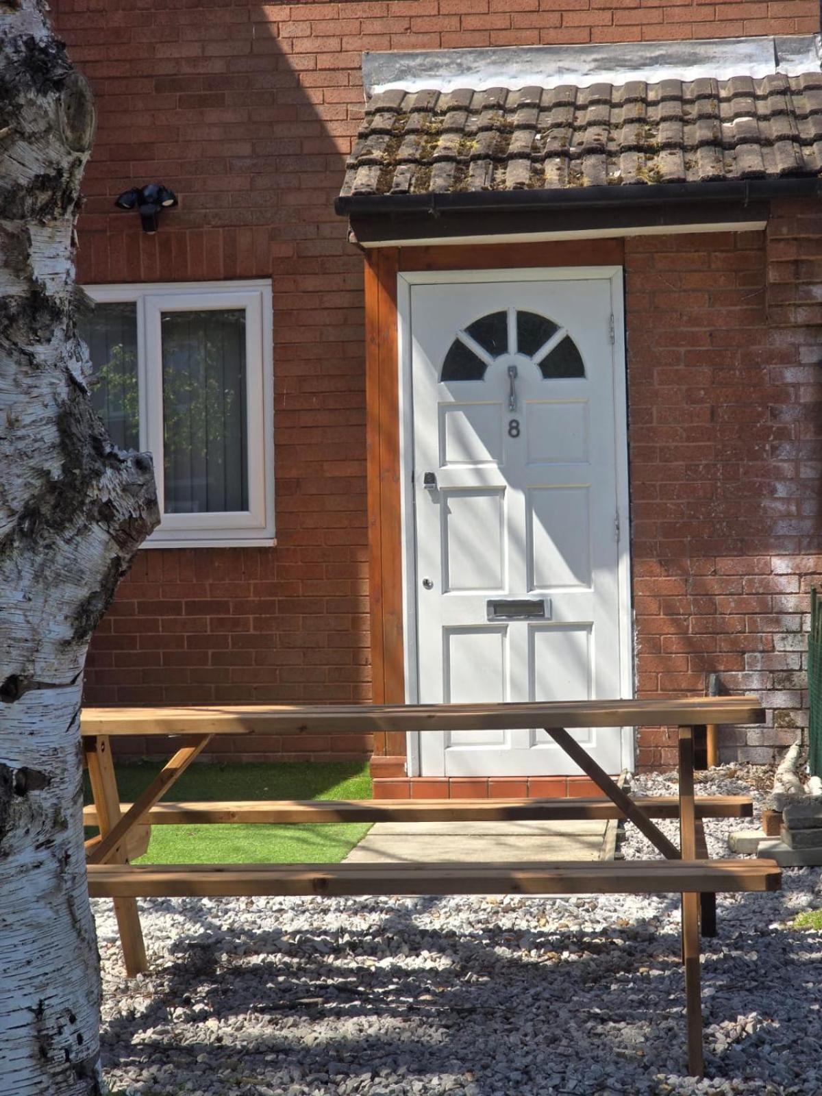 Holiday home Elegant 2 Bed With Hot Tub And A Host Of Amenities Liverpool